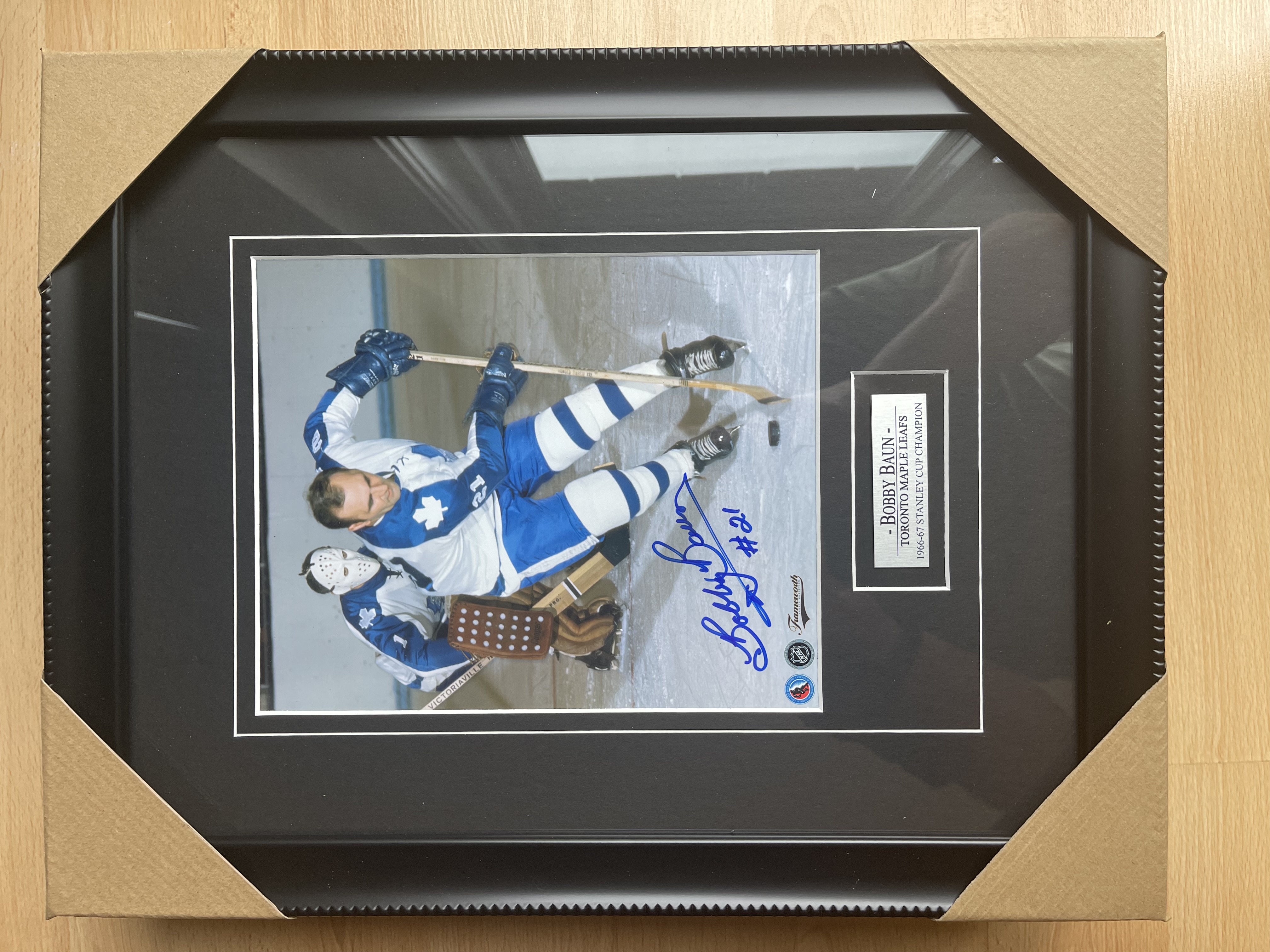 Frameworth Toronto Maple Leafs: Wendel Clark Signed Photograph (8x10)