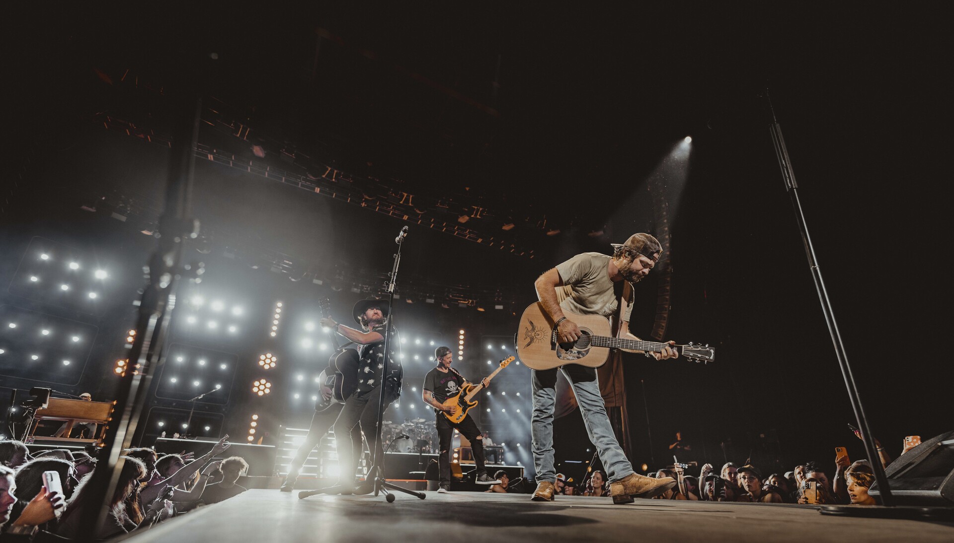 Anyone know what brand guitar Thomas rhett is using on this tour